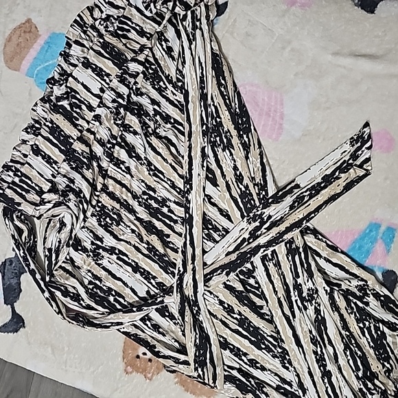 Brand new dress pants high-rise with a bow in the front! - Picture 6 of 6